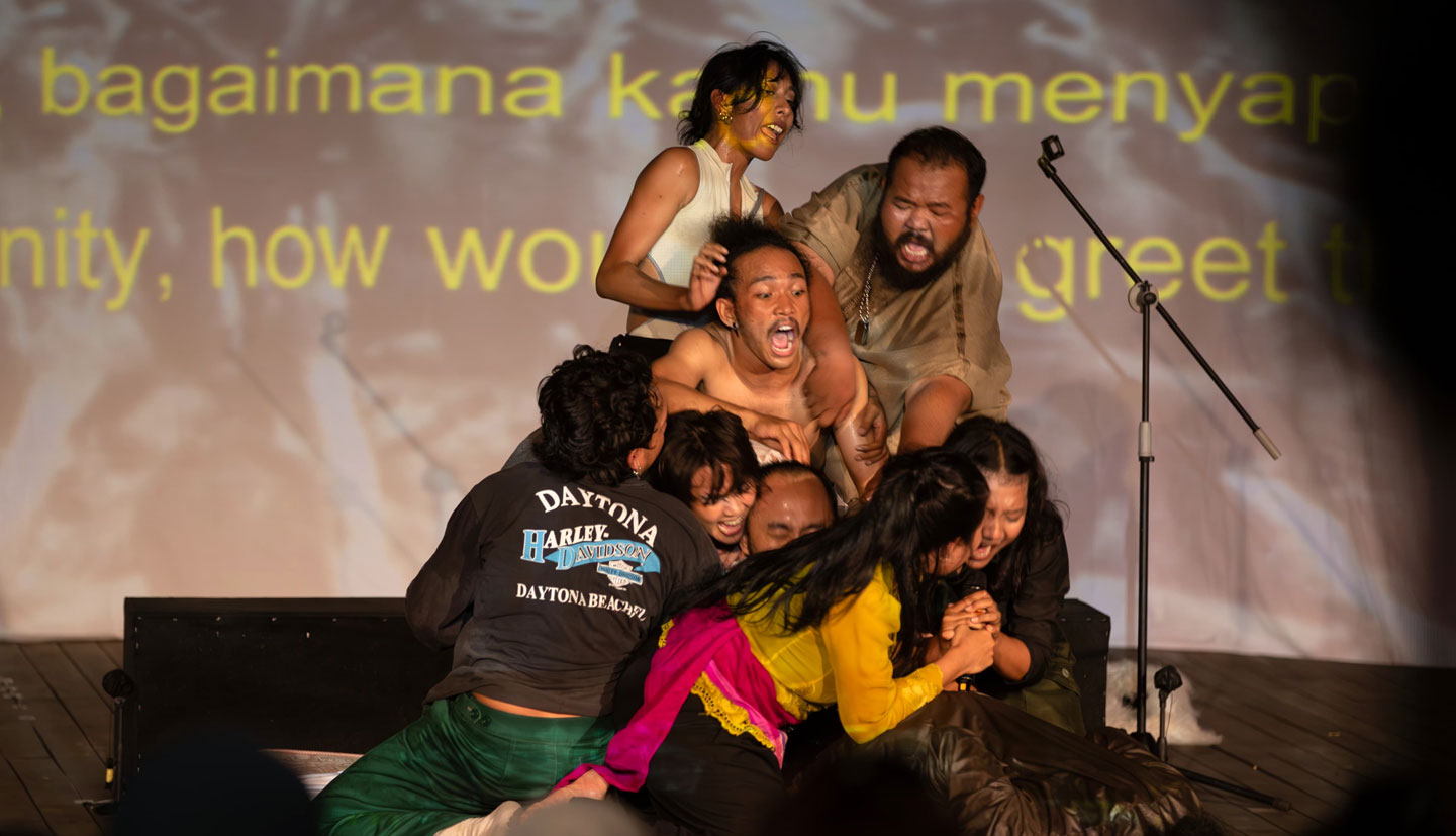 Penari Kecak Menggugat Bali